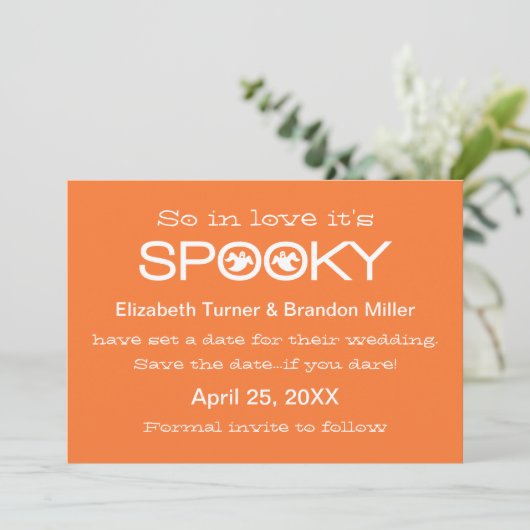 Spooky Typography Halloween Save the Date (Staand voorkant)