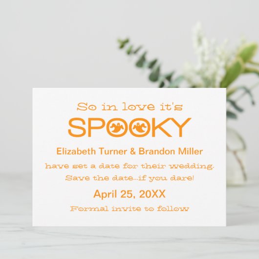Spooky Typography Halloween Save the Date (Staand voorkant)