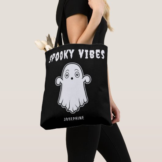 Spooky Vibes Ghost met aangepaste naam Zwart Wit Tote Bag (Dichtbij)