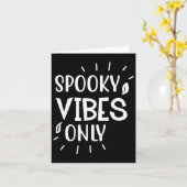 Spooky Vibes Only - Grappig Halloween Kaart (Gele Bloem)