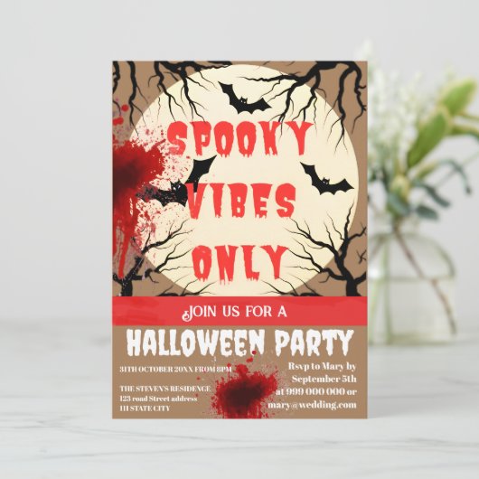 Spooky Vibes Only Halloween Bat en Bloedspetter Kaart (Staand voorkant)