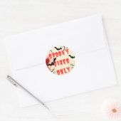 Spooky Vibes Only Halloween Bat en Bloedspetter Ronde Sticker (Envelop)