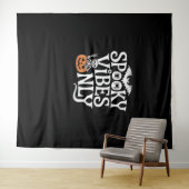 Spooky Vibes Only Halloween Luiaard Oversized T-sh Wandkleed (In Situ (horizontaal))