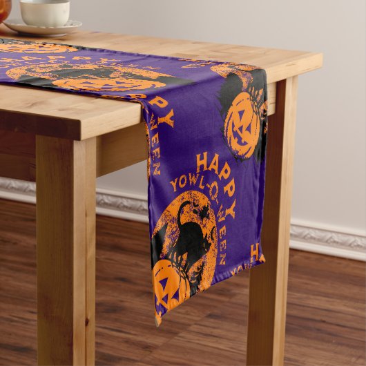 Spooky Yowl-O-Ween Black Cat op een Jack O' Lanter Korte Tafelloper (Voorbeeld)