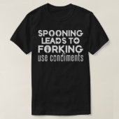Spooning leidt tot het forceren van de gebruikstoe t-shirt (Design voorkant)