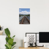 Spoorsporen boven de Eiffelbrug Poster (Thuiskantoor)