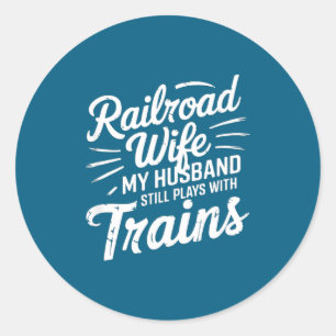 Spoorweg vrouw mijn man speelt nog steeds treinen ronde sticker