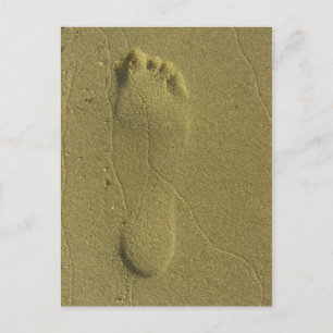 Sporen in de zandstrandvoetafdruk briefkaart