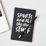 Sporen koele zwart-witfamilie planner<br><div class="desc">Als je kinderen hebt die veel sport doen, dan is deze sportthemaplanner voor je! Schrijf alle games en alle andere dingen op in deze stijlvolle zwarte en witte kalender die perfect is voor een football moeder, voetbalmoeder, honkbalmoeder - of al het bovenstaande. Met zijn coole typografie en gepersonaliseerde details is...</div>