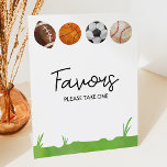 Sport Football Basketball voetbal Baseball Favors Reclamebord Met Voetstuk<br><div class="desc">Dit is een Basketball Soccer Baseball Party Favors Table Sign van het Football Sport.</div>