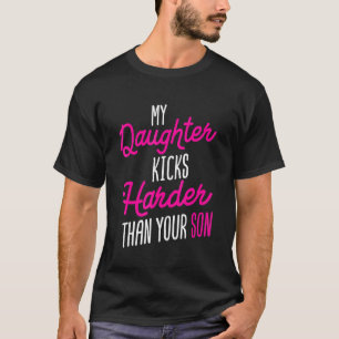 Sport Joke Voetbal Mijn dochter schopt harder T-shirt