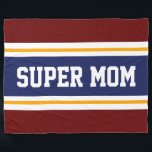 SPORT MOM Atletische Vetgedrukte Rood Wit Blauw St Fleece Deken<br><div class="desc">Dit sportieve,  leuke ontwerp is voorzien van gedurfde SUPER MOM-tekst in een gemarkeerde brede marineblauwe streep met dubbele witte en gele racestrepen tegen dieprode buitenste strepen. De tekst in dit ontwerp kan worden gepersonaliseerd.</div>