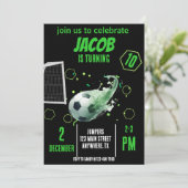 Sport Vliegend Voetbal Doel Verjaardag Uitnodiging (Staand voorkant)