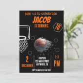 Sport Vliegende Basketbal Verjaardag Uitnodiging (Staand voorkant)