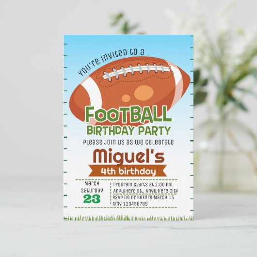 Sport voetbal verjaardagsfeest uitnodiging (Staand voorkant)