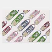 Sportconcept. Gymschoenen van verschillende kleure Inpakpapier Vel (Voorkant 3)