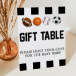 Sporten met Tafel met cadeau Reclamebord Met Voetstuk<br><div class="desc">Dit is een cadeaubord met de titel 'Sportcadeau'. Het omvat een football,  honkbal,  basketbal,  en voetbal. De versieringen van het baby shower,  het decor van het verjaardagsfeest,  b-day partijtekens,  bday-kaartjes tafelideeën,  de versiering van het jongen baby shower</div>