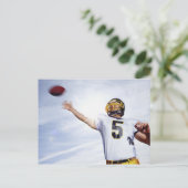 sporter speelt rugbybal briefkaart (Staand voorkant)