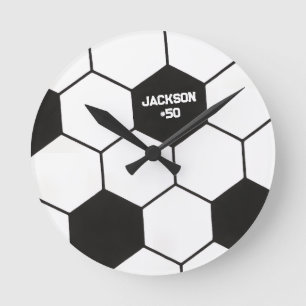 Sportief zwart-wit voetbalpatroon op maat ronde klok