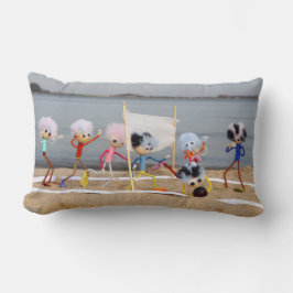 Sportieve Fubby poppetjes die op het strand spelen Kussen