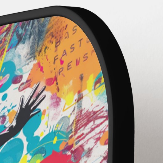 Sportieve Graffiti van Man Spelen Pickleball Paddle (Links Detail)