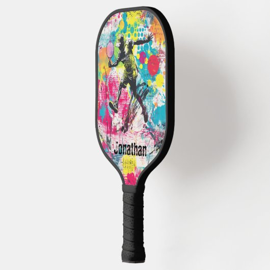 Sportieve Graffiti van Man Spelen Pickleball Paddle (Links)