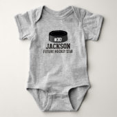 Sportieve Hockey Puck Aangepaste Baby Naam, Nummer Romper (Voorkant)