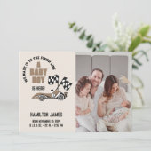 Sportieve Race Auto Baby Boy Geboorte Aankondiging (Staand voorkant)