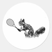 Sportieve zwart-wit eekhoorn tennisspeler ronde sticker (Voorkant)