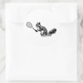 Sportieve zwart-wit eekhoorn tennisspeler ronde sticker (Tas)
