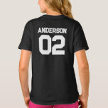 Sportteam naam nummer onderliggend onderstel match t-shirt<br><div class="desc">ontwerp met een sportteam of familienaam met een nummer voor overeenkomende outfits voor een vader en een kind. Zoek een bijpassend shirt van mijn vader in mijn collectie "Papa en ik komen overeen met Design en pap-cadeaus".</div>