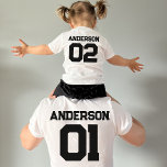Sportteam naam nummer onderliggend onderstel match t-shirt<br><div class="desc">ontwerp met een sportteam of familienaam met een nummer voor overeenkomende outfits voor een vader en een kind. Zoek een bijpassend shirt van mijn vader in mijn collectie "Papa en ik komen overeen met Design en pap-cadeaus".</div>