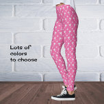 Sportthematrofie sterren symbool roze leggings<br><div class="desc">Deze leggings zijn een heldere roze kleur,  met een herhalingspatroon in zeer grijs. Sporttrofeeën en sterren voor een winnende combinatie.</div>