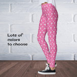 Sportthematrofie sterren symbool roze leggings<br><div class="desc">Deze leggings zijn een heldere roze kleur,  met een herhalingspatroon in zeer grijs. Sporttrofeeën en sterren voor een winnende combinatie.</div>