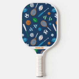 Sportuitrusting op donkerblauw pickleball paddle