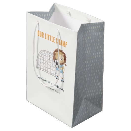 Sporty Football Player Lion Kids Birthday Medium Cadeauzakje (Achterkant Gekanteld)