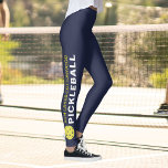 Sporty Pickleball Custom Town Team Name Navy Blue Leggings<br><div class="desc">De perfecte leggings voor pickleballliefhebbers. Leggings van hoge kwaliteit met uw aangepaste tekst en een gele pekelbal aan beide zijden. Voeg je teamnaam, stadsnaam, clubnaam enz. toe. Fun voor casual sociaal spel of wedstrijdspel - verander gemakkelijk de achtergrondkleur om de kleuren van uw club/team aan te passen. Klik op Aanpassen...</div>