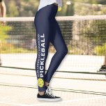 Sporty Pickleball Custom Town Team Name Navy Blue Leggings<br><div class="desc">De perfecte leggings voor pickleballliefhebbers. Leggings van hoge kwaliteit met uw aangepaste tekst en een gele pekelbal aan beide zijden. Voeg je teamnaam, stadsnaam, clubnaam enz. toe. Fun voor casual sociaal spel of wedstrijdspel - verander gemakkelijk de achtergrondkleur om de kleuren van uw club/team aan te passen. Klik op Aanpassen...</div>