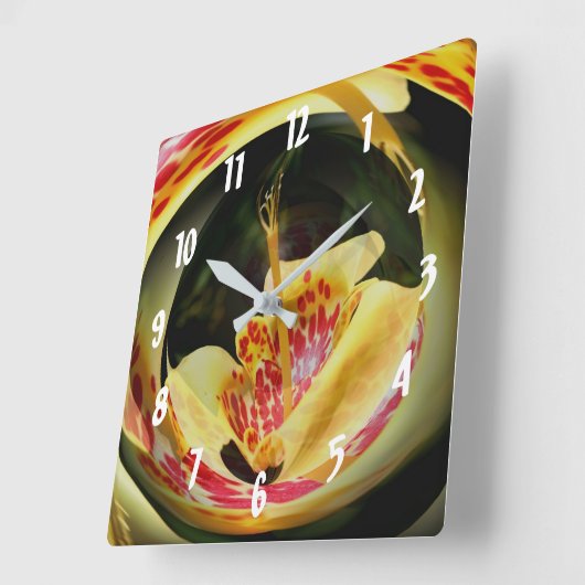 Spotted Yellow Lily Flower Abstract Vierkante Klok (Hoek)
