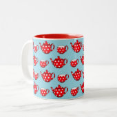 Spotty Red Teapot and Cups Pattern on Blue Tweekleurige Koffiemok (Voorkant links)