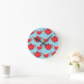 Spotty Red Teapot en Cups Blue Pattern Ronde Klok (Huis)