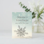 Sprankelende sneeuwvlok in de sneeuw briefkaart (Staand voorkant)