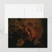 Spray chrysanthemums under dim lighting briefkaart (Voorkant / Achterkant)