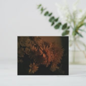 Spray chrysanthemums under dim lighting briefkaart (Staand voorkant)