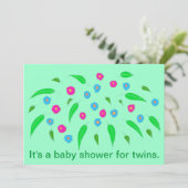 Spray van bloemen Twins Baby Douche Uitnodigingen (Staand voorkant)