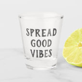 "Spread Good Vibes" Modern minimalist Shot Glas (Voorkant)