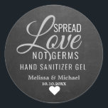 Spread Love Not Germs Sanitizer Wedding Chalkboard Ronde Sticker<br><div class="desc">Modern verspreidde de liefde niet voor kiemen,  maar voor gepersonaliseerde handsanitizer. Pas de trouwe krijtbordbruiloft aan voor labels met bruid- en bruinnamen en trouwdatum.</div>