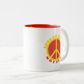 Spread Peace not Angst Peace Symbol Yellow Red Tweekleurige Koffiemok (Voorkant rechts)