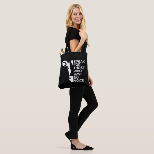 Spreek voor degenen die geen stem hebben tote bag (Op model)