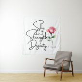 Spreuken 31:25 Ze is gekleed Bijbel Verse Bloem Wandkleed (In situ)